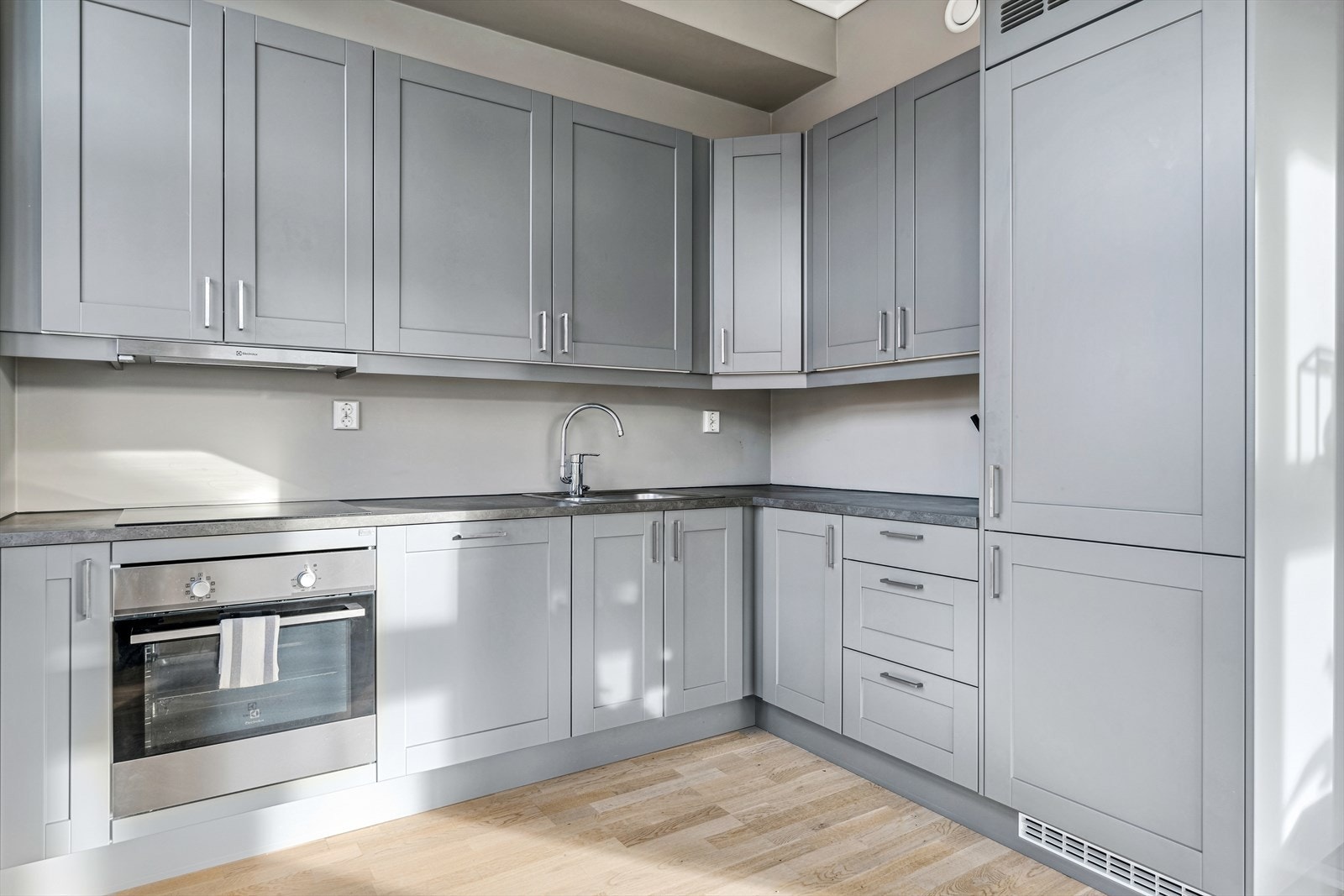 Det er integrert stekeovn, induksjonstopp, oppvaskmaskin og
kombiskap. Galleribilde