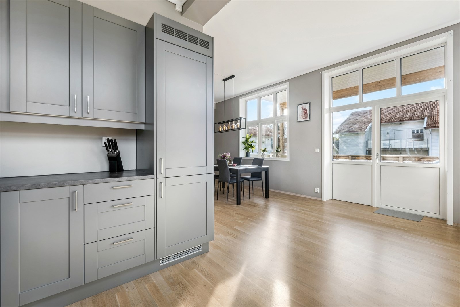 Store vindusflater med mye innlys Galleribilde