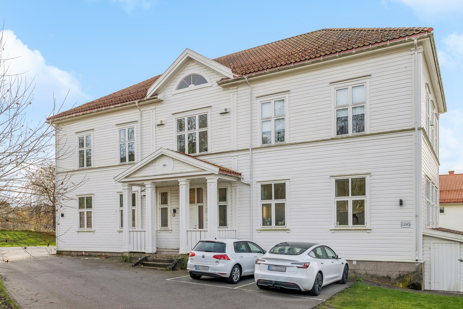 Bygget er opprinnelig fra 1921 og har tidligere vært en barnehage. Bygget er ombygd og renovert i 2019. Galleribilde