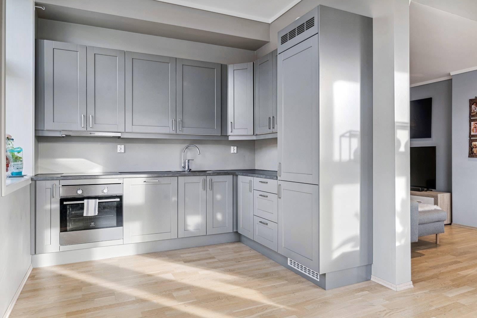 Kjøkkenet har lekker kjøkkeninnredning fra Huseby med mye skap - og benkeplass. Galleribilde