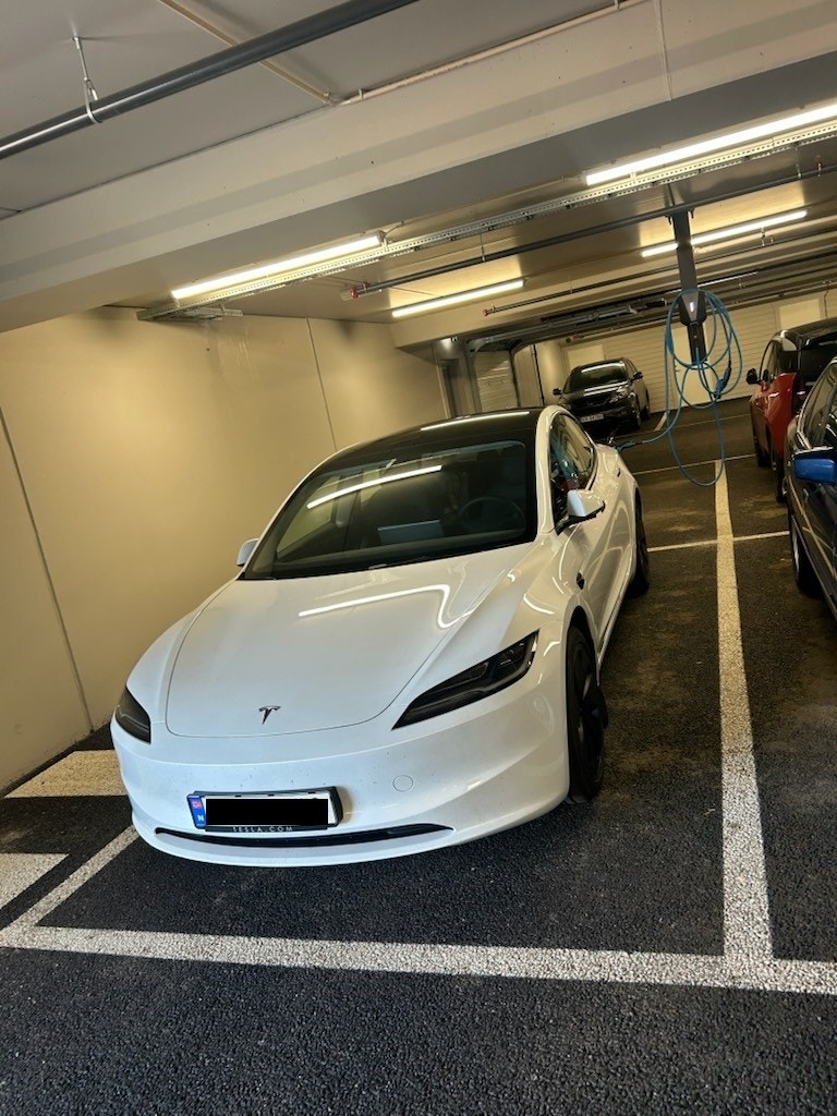 Parkeringsplass med elbillader Galleribilde