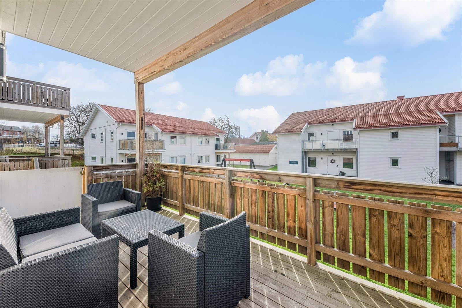 Solrik terrasse med hyggelig utsyn Galleribilde