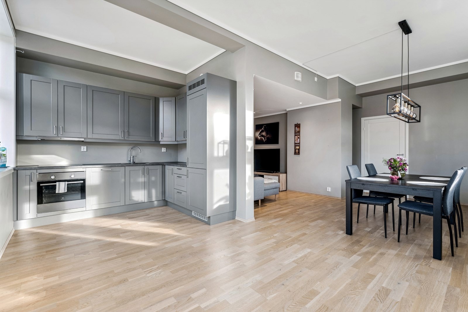 Kjøkken og stue er i åpen løsning Galleribilde