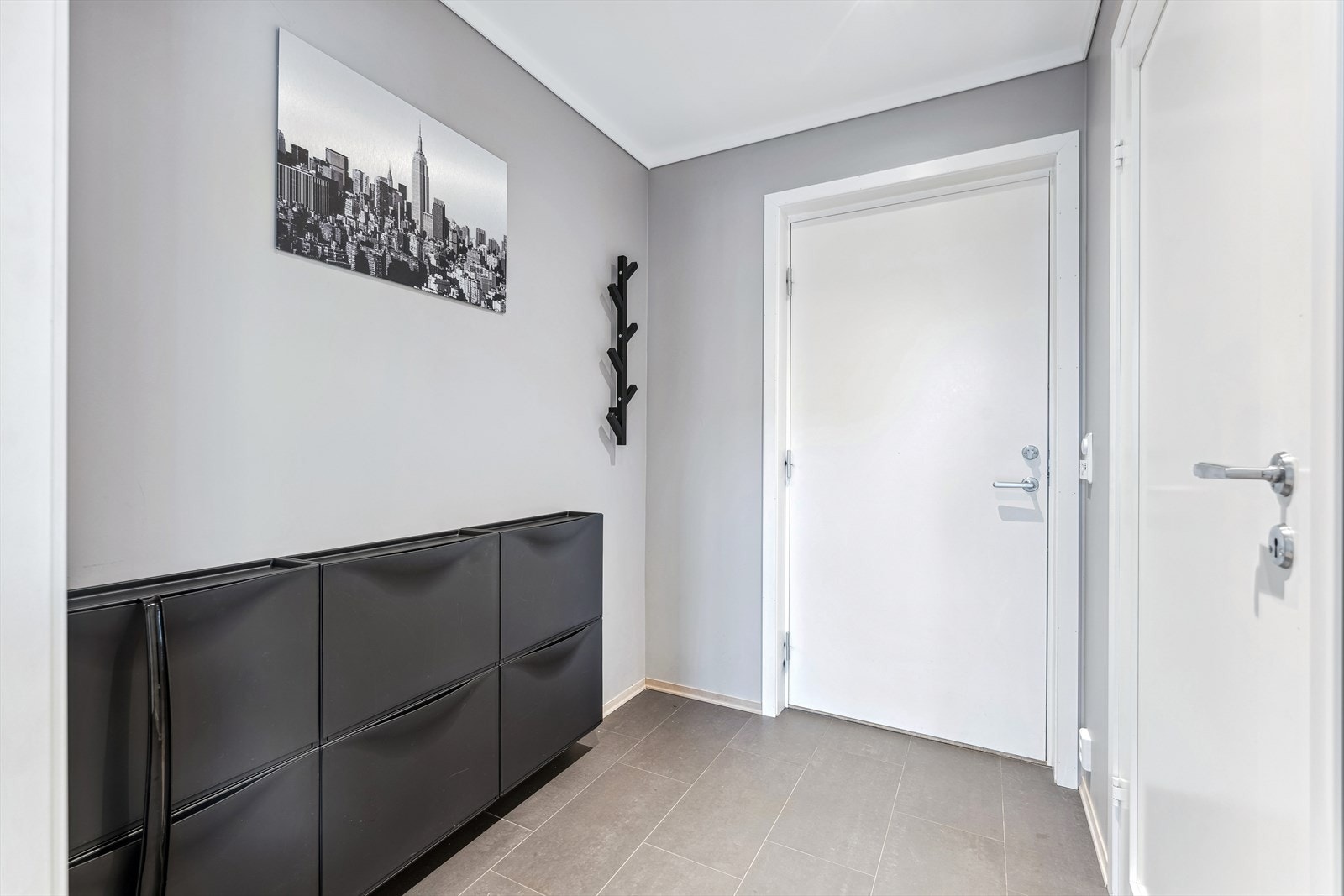 Gang med plass til å henge fra seg yttertøy Galleribilde