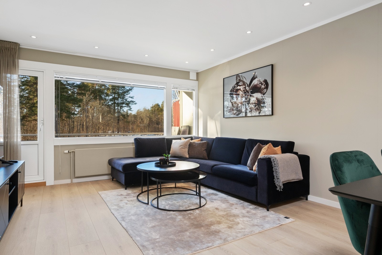 Utformingen gjør stuen enkel å møblere, med god plass til både spiseplass og sofagruppe Galleribilde