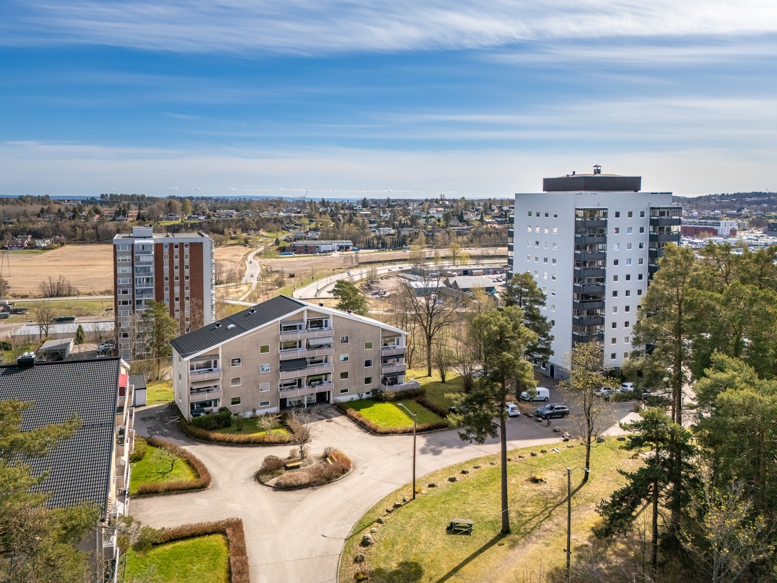 Dronning Åsas vei 4 B er en usjenert og gjennomgående 3-roms andelsleilighet i 3. etasje, vendt direkte mot vest med fantastiske solforhold. Galleribilde