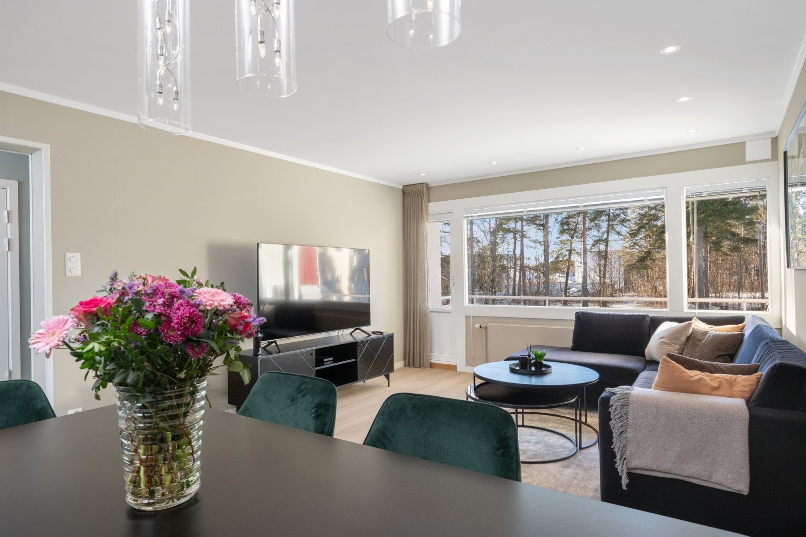 Stuen er et romslig og innbydende oppholdsrom, uten direkte gjenboere og med fine lysforhold Galleribilde