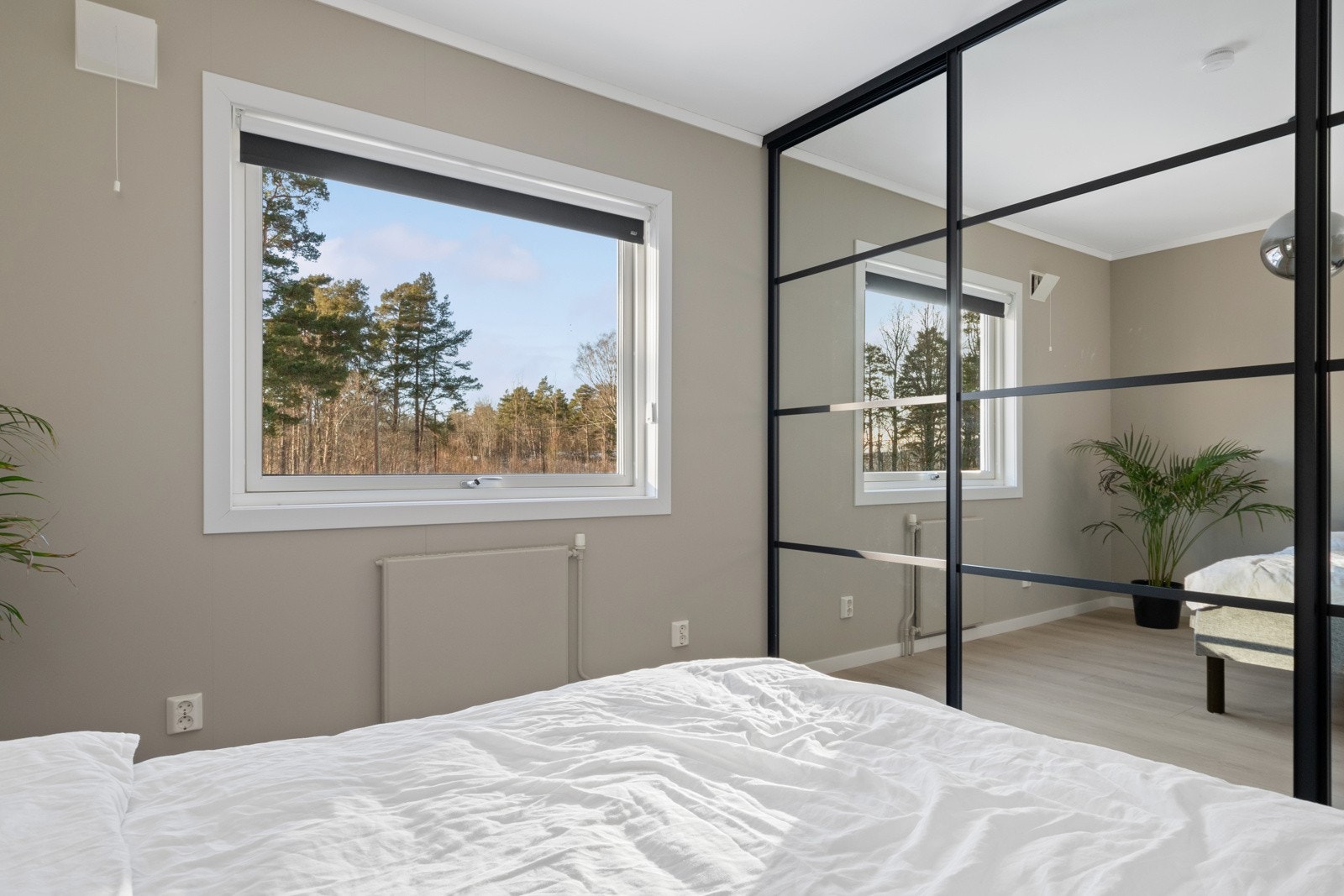 Romslig hovedsoverom med flott garderobeløsning Galleribilde