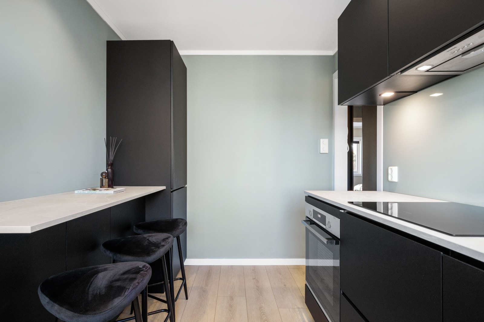 Ved siden av kjøleskapet har kjøkkenet en smart barløsning med ekstra oppbevaring, perfekt for rolige morgenstunder med kaffekoppen i hånda. Galleribilde