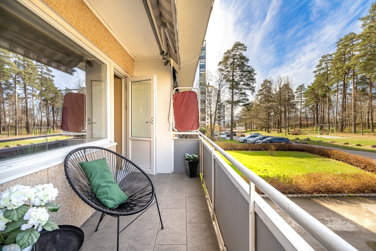 Romslig solrik balkong Galleribilde