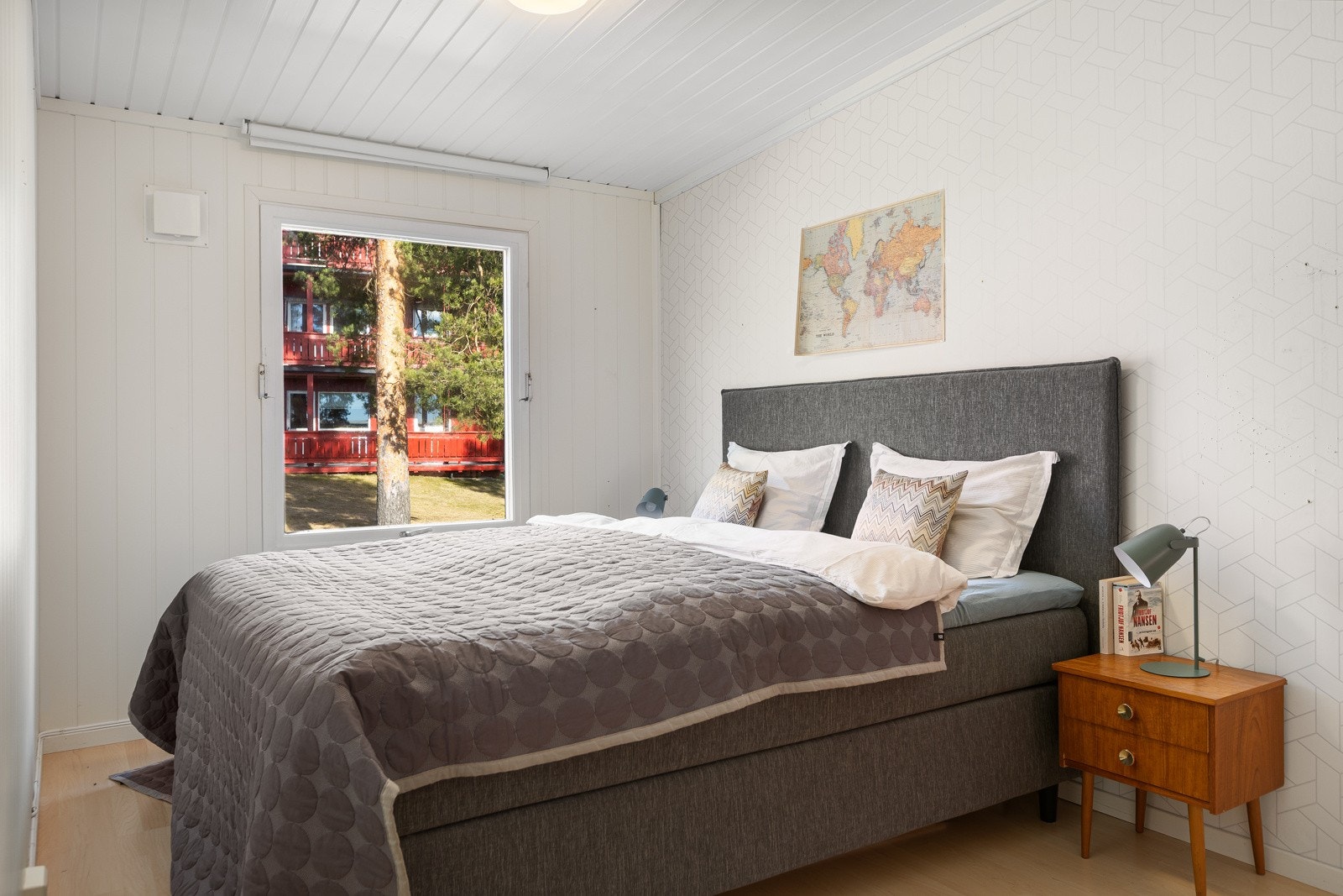 Det største soverommet har plass til en komfortabel dobbeltseng, nattbord på begge sider og et skrivebord, perfekt for både hvile og arbeid. Galleribilde