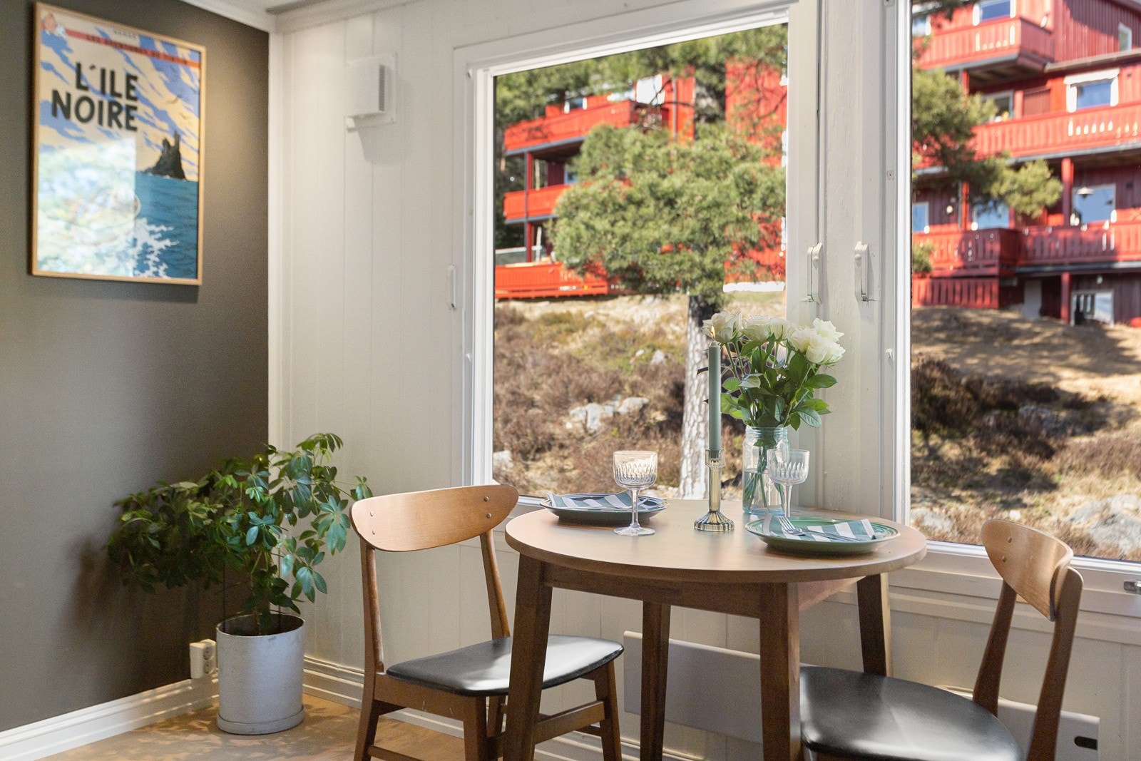 Det er også god plass til spisebord, som gir mulighet for hyggelige måltider og samlinger. Galleribilde