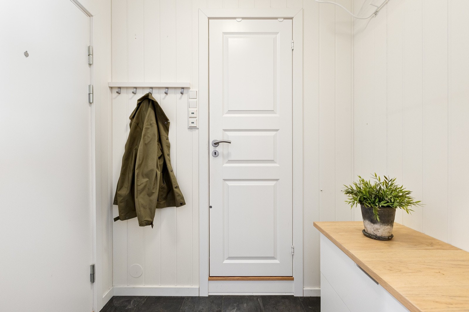 Leiligheten har en praktisk og lys entré med flislagt gulv som gir et moderne inntrykk. Galleribilde