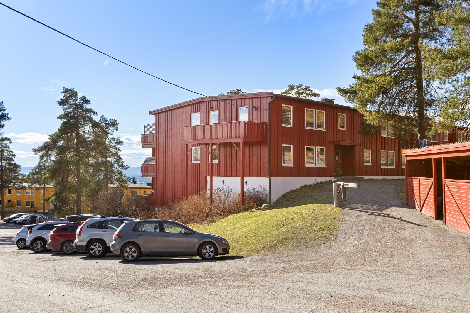 Sameiet har parkeringsplasser til beboere, ellers gateparkering etter stedets regler. Galleribilde