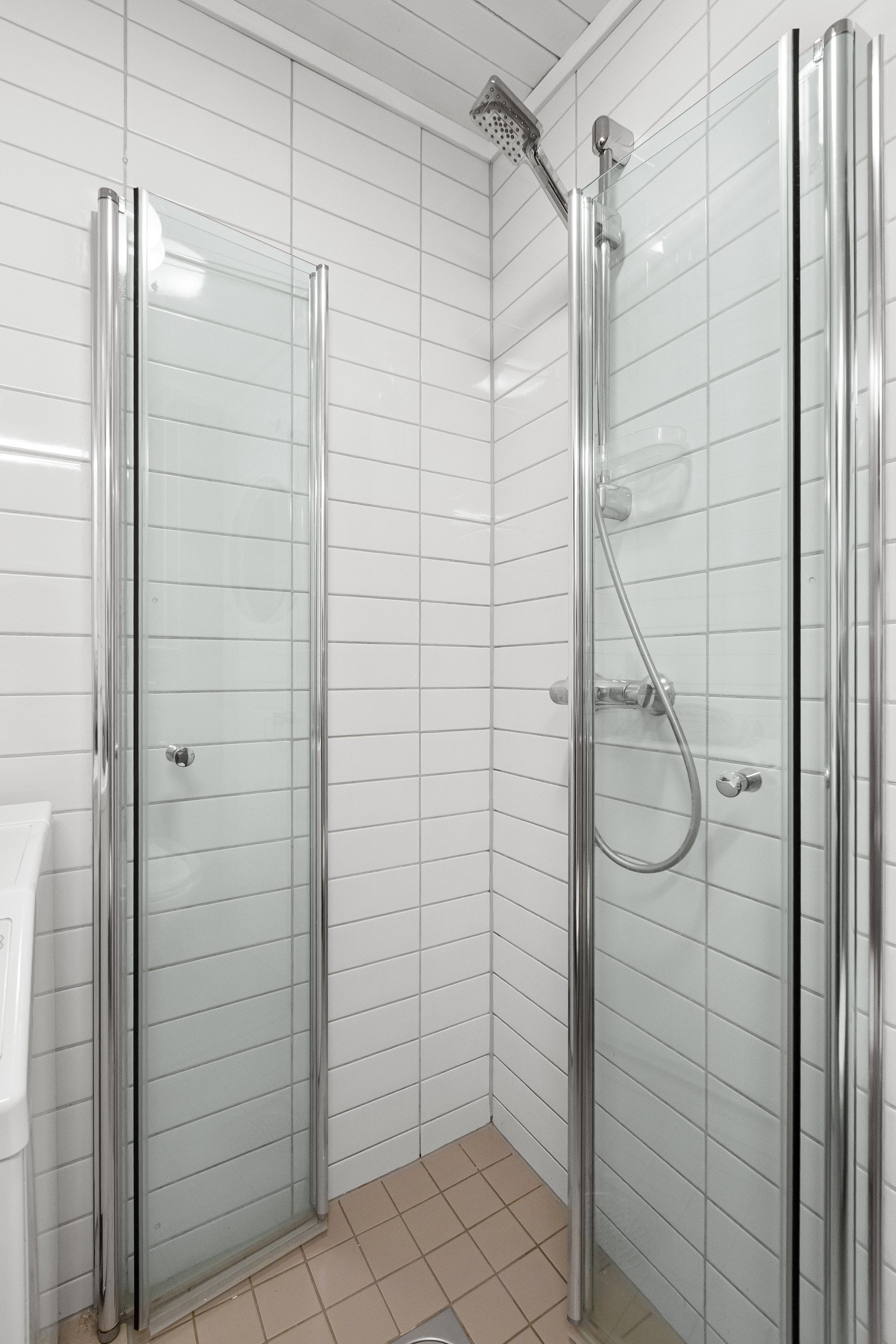 Dusjen er utstyrt med inn- og utadslående dusjdører, nye i 2024. Galleribilde