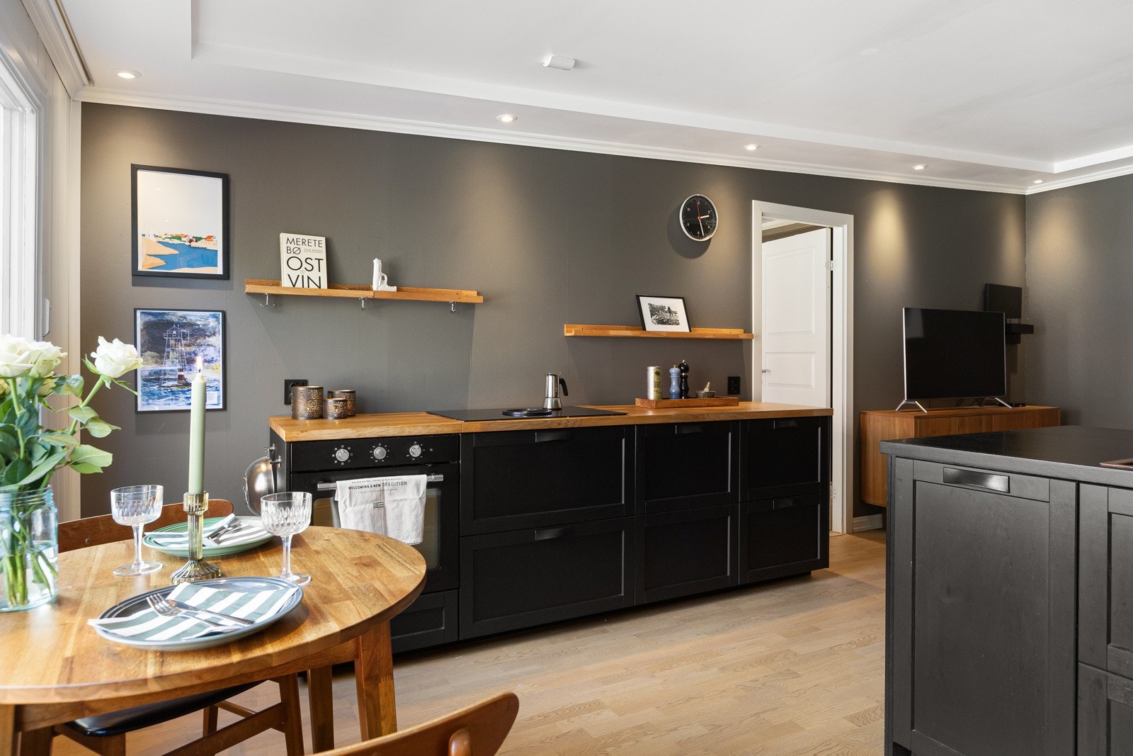 Kjøkkenet har en innredning fra 2018 med profilerte fronter og laminat benkeplate, som gir et tidløst og praktisk uttrykk. Galleribilde