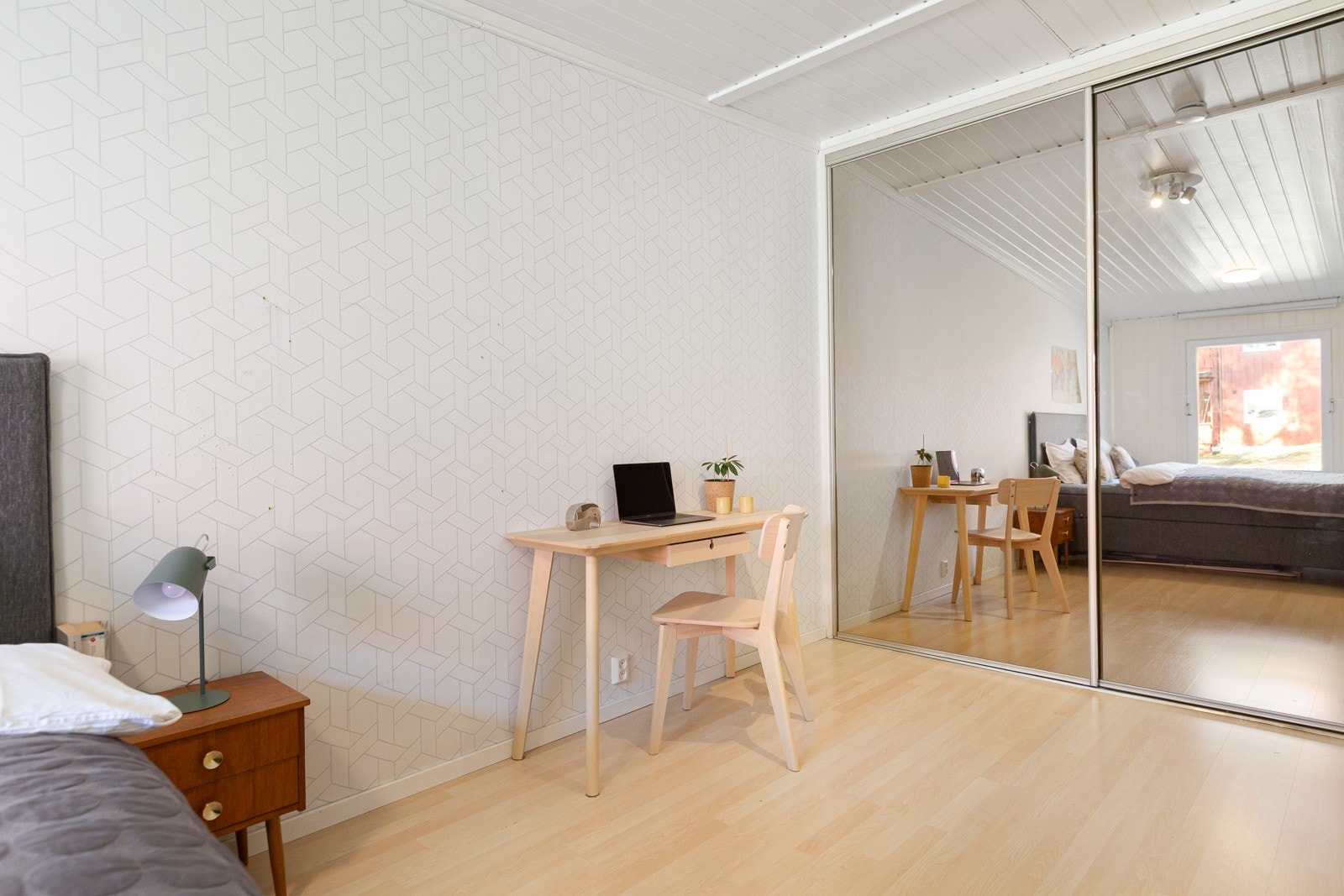 Rommet er også utstyrt med en romslig skyvedørsgarderobe med speilfronter. Galleribilde