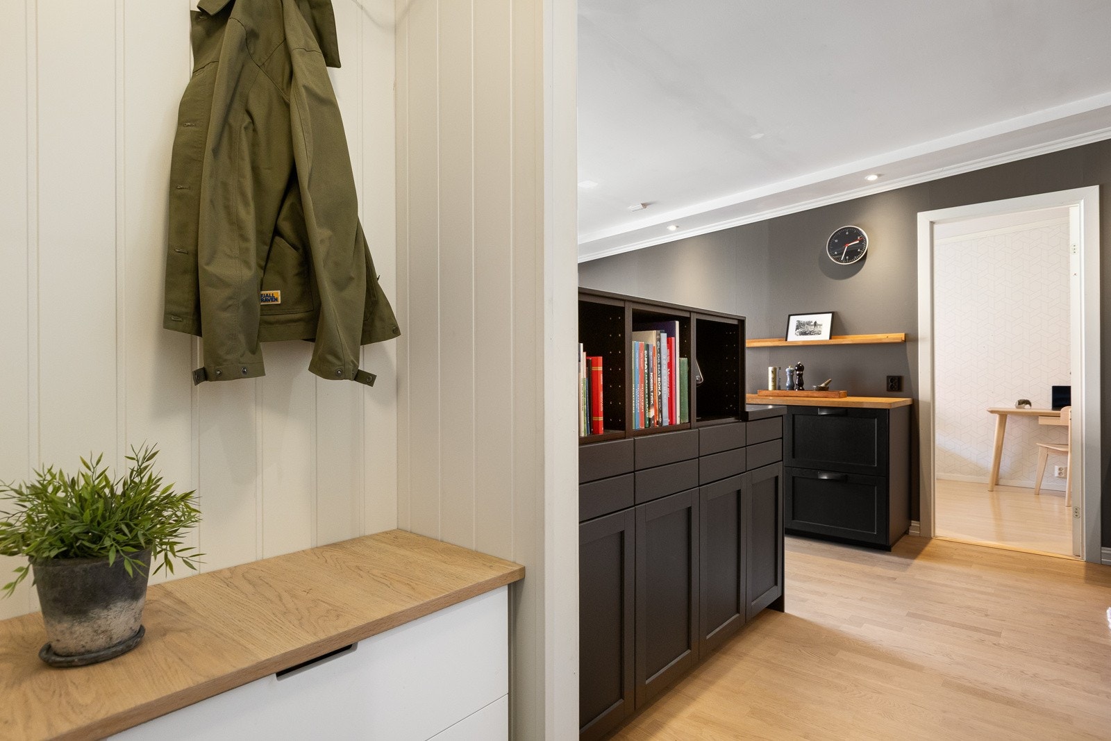 De malte overflatene gir et rent og tidløst preg. Galleribilde