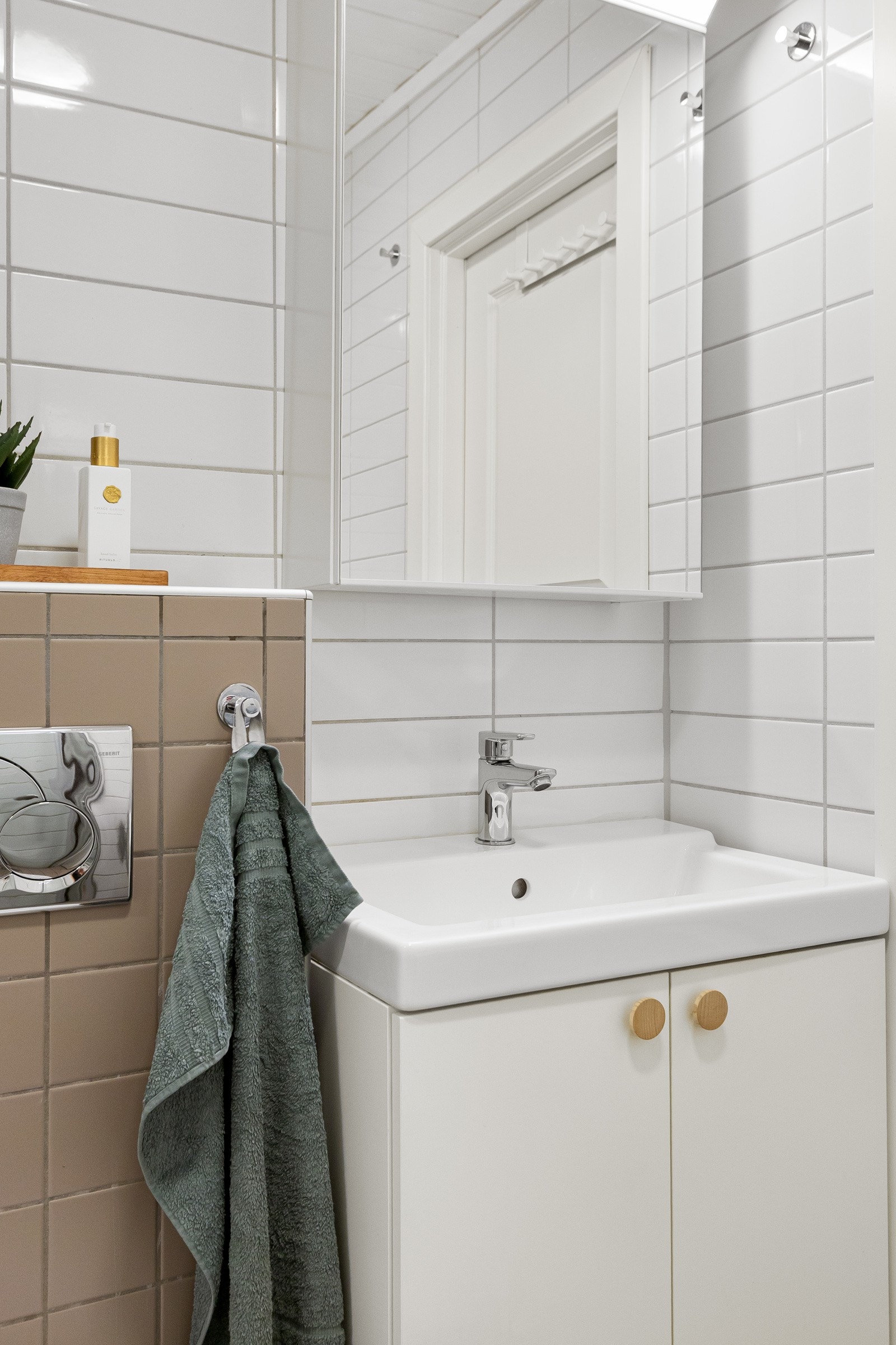 Innrednignen består av vegghengt toalett og en flott servant med underskap for god oppbevaring. Overskapet med speilfronter og overlys gir både funksjonalitet og et stilrent preg. Galleribilde