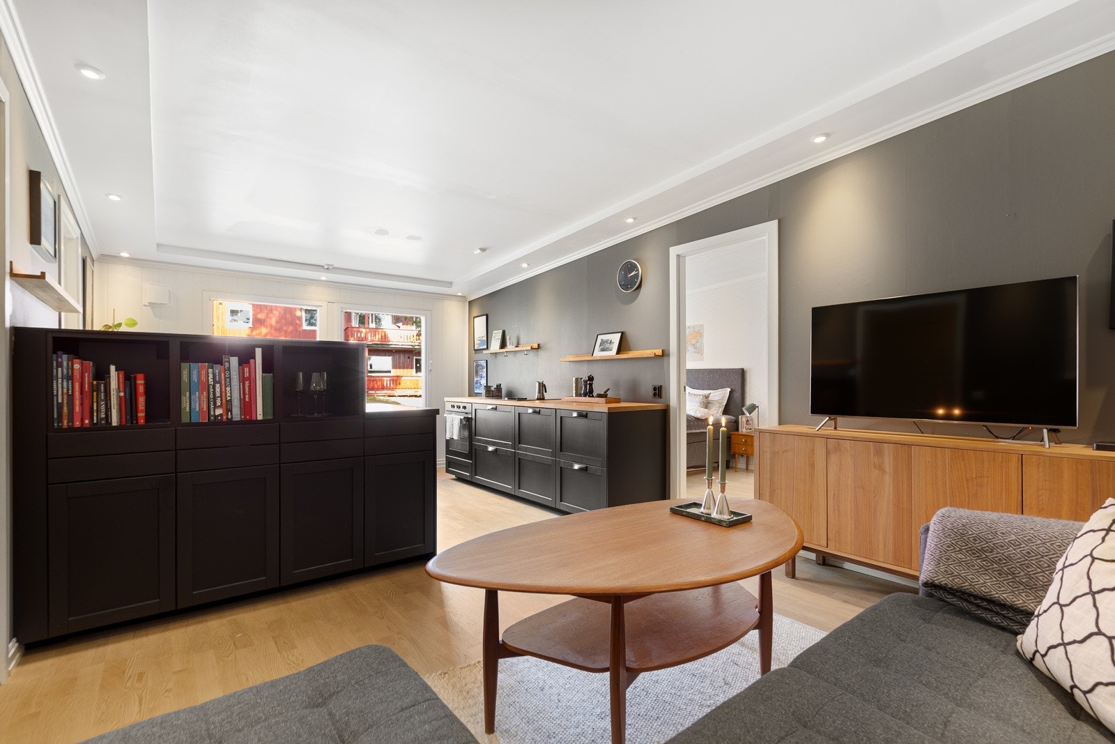 Downlights i himlingen langs veggen gir et elegant preg, samtidig som de gir god belysning. Det høyeste punktet i stuen er målt til ca. 2,58 meter, noe som gir en god takhøyde og en romslig følelse. Galleribilde