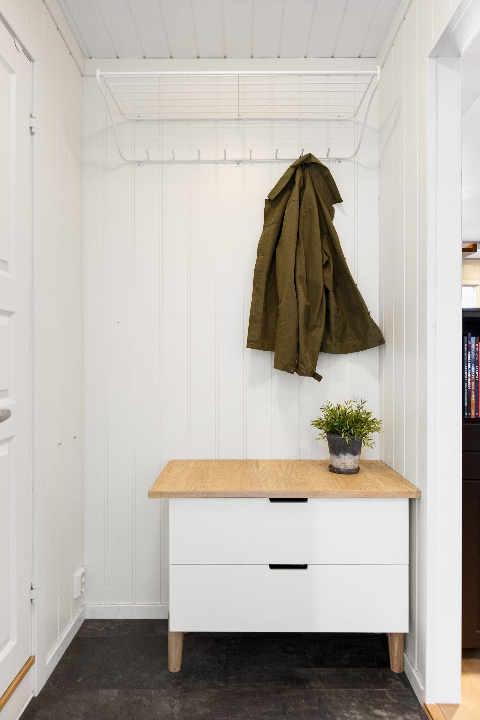 Entréen har oppbevaringsmuligheter med hylle, oppheng for jakker og veggskap. Galleribilde