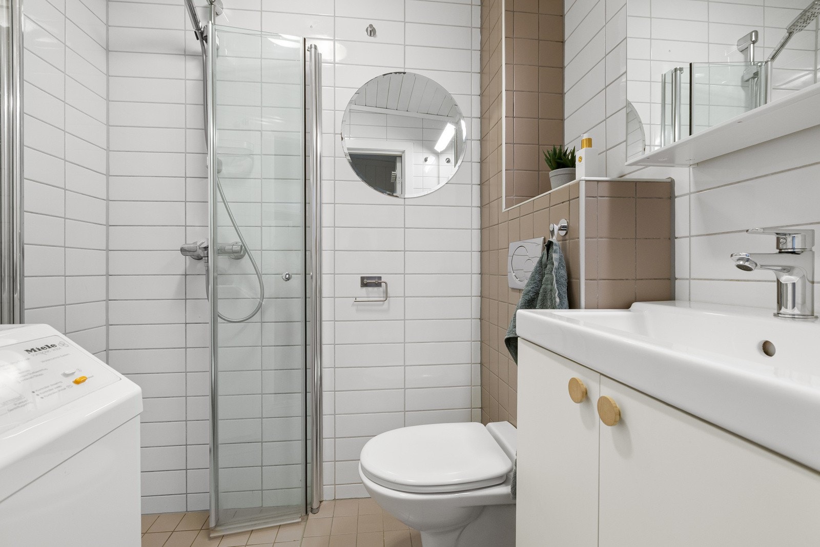 Flislagt bad med gulvvarme og er praktisk utstyrt med opplegg for vaskemaskin. Galleribilde