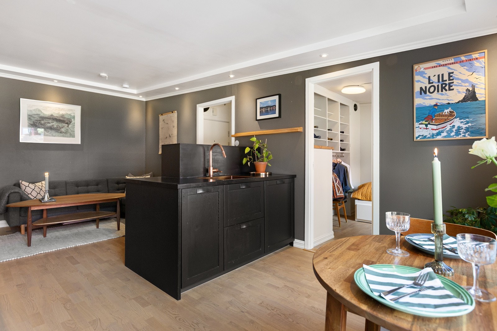 Hvitevarene er integrete og består av stekeovn, oppvaskmaskin, kjøleskuff og fryseskap. Galleribilde