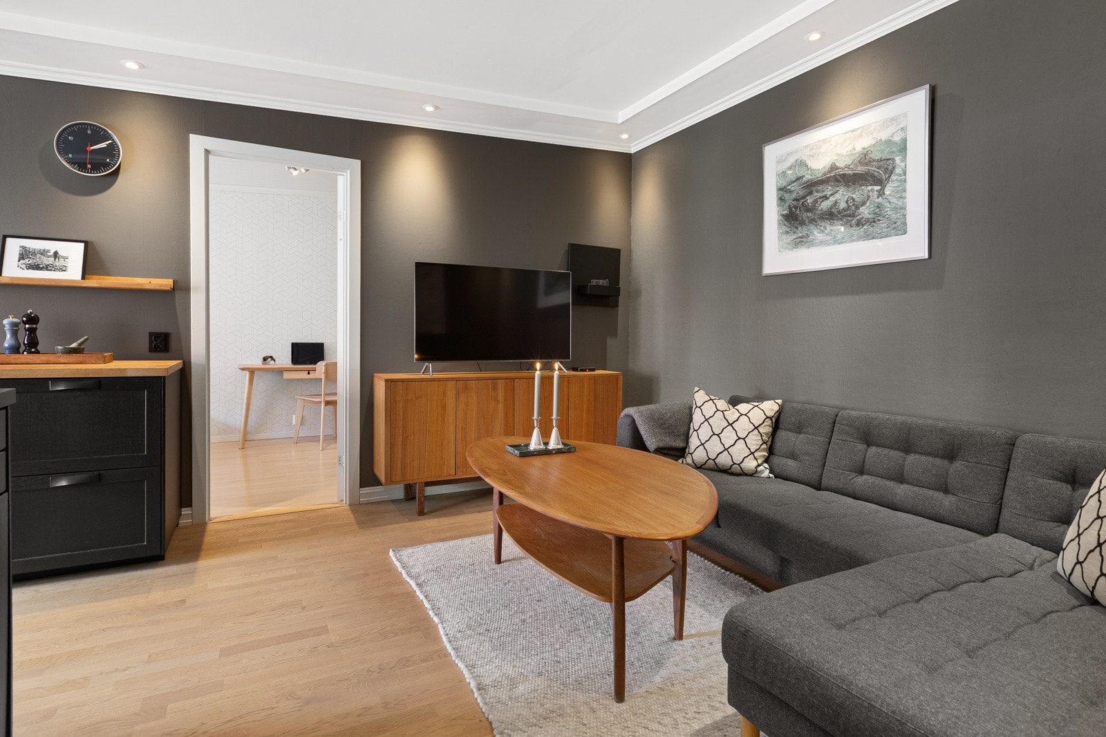 Stuen har god plass til en sofaseksjon og tilhørende møblement, perfekt for både avslapning og sosiale sammenkomster. Galleribilde