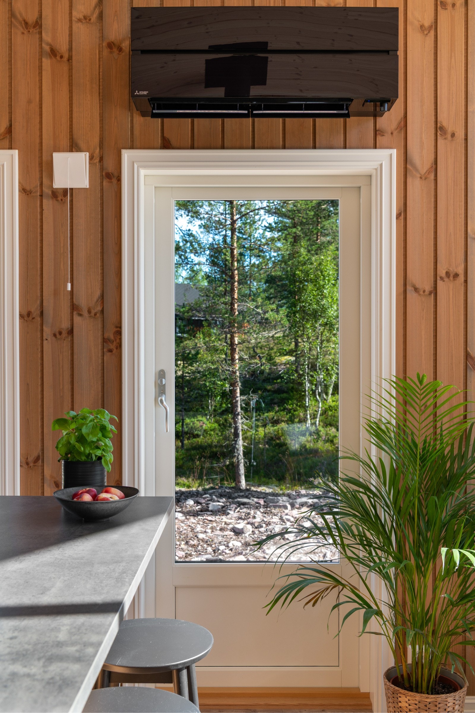 Kaiteki 6600 varmepumpe som varmer opp hele hytta. Avkjøler på sommeren. Tenk på besparelse i strømkostnader, varmepumpe er inkludert i prisen. Galleribilde