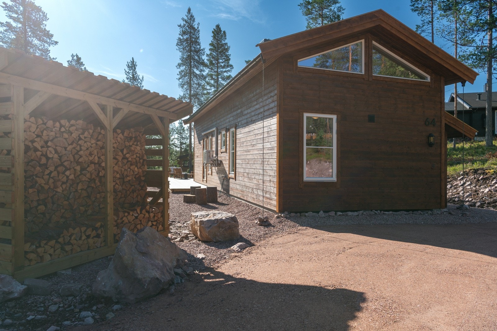 Minihytta sett fra parkeringsplassen. Vedbod er også på plass, ved trenger man til vinteren. Galleribilde