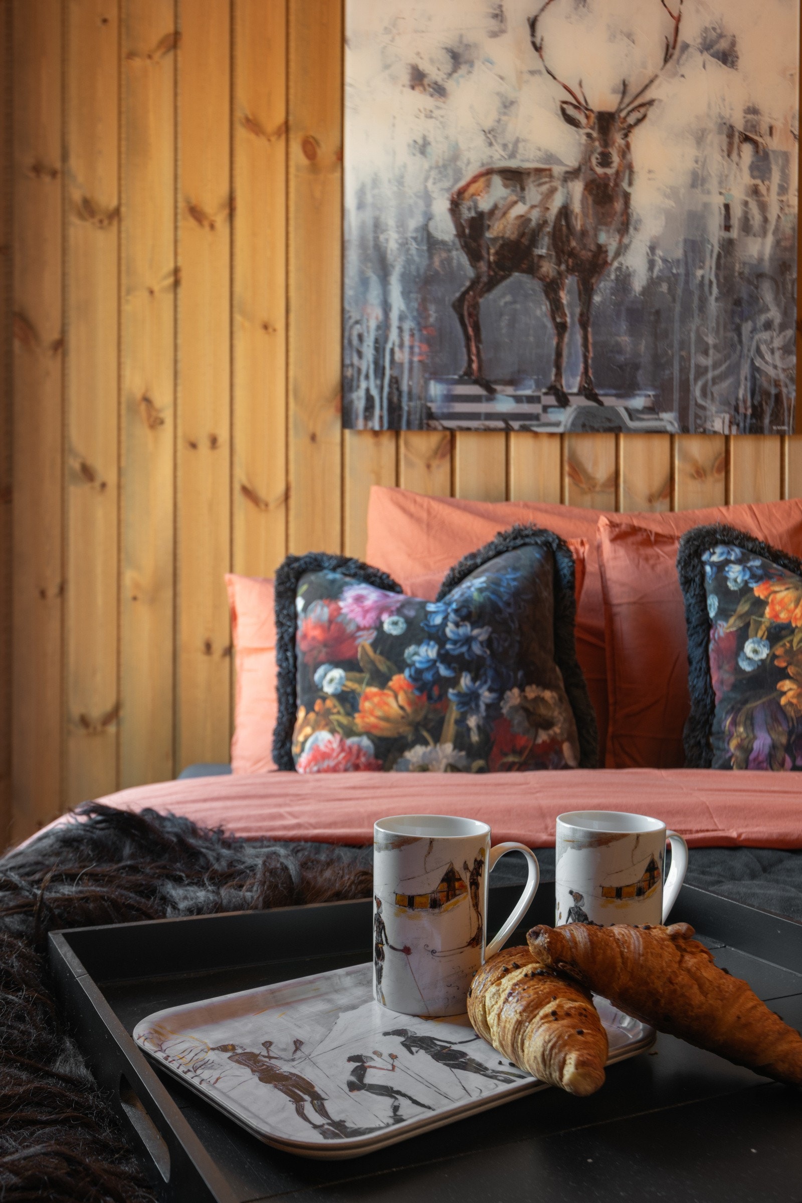 Frokost på senga - hyttelivet er herlig. Galleribilde