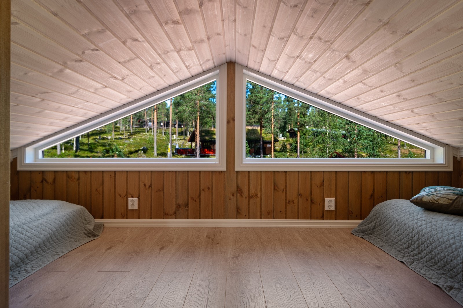 Soverom nr 3 på hems, 2 senger og fortsatt god plass mellom sengene. Galleribilde