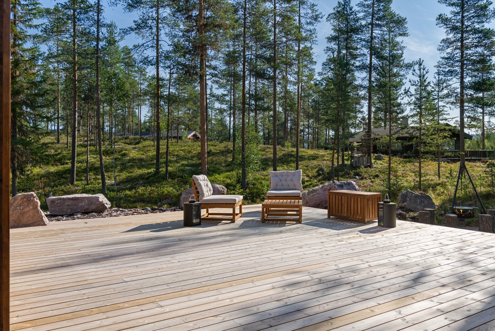 Terrassen / plattingen er nesten større enn hytta, innred som du ønsker. Hva med en pergola og ulike sittegrupper? Galleribilde