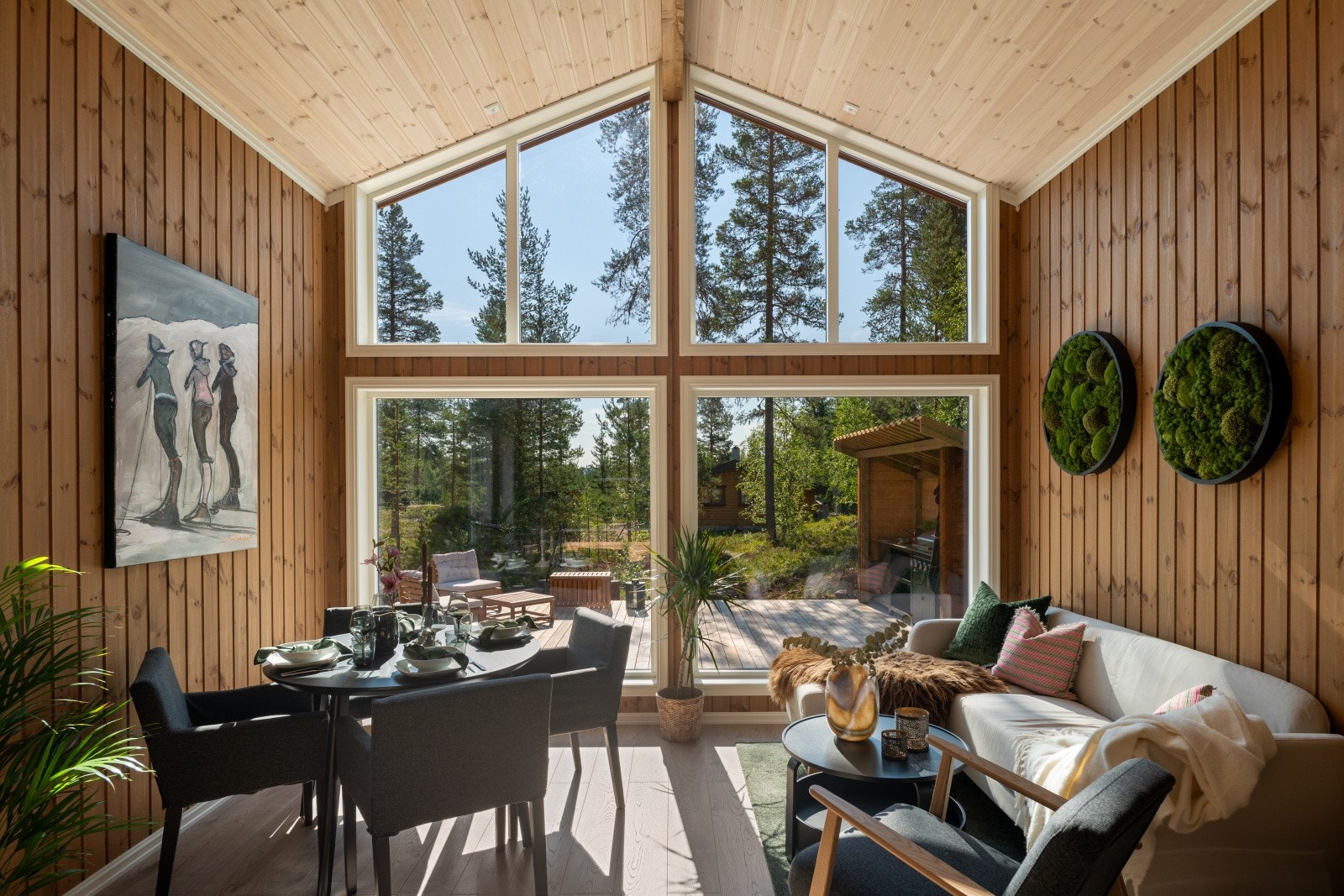 WOW - De store vinduene gjør virkelig et inntrykk. Føler at man sitter midt i naturen. Galleribilde