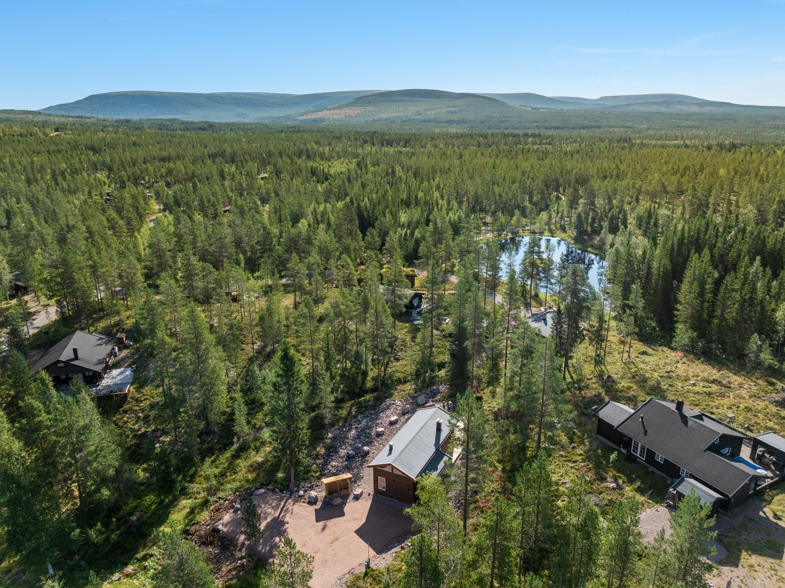 Kort vei til en liten dam, der er det gapahuk, grillplass, Boccia-bane, Diskgolfbane og der starter flere turstier. Galleribilde