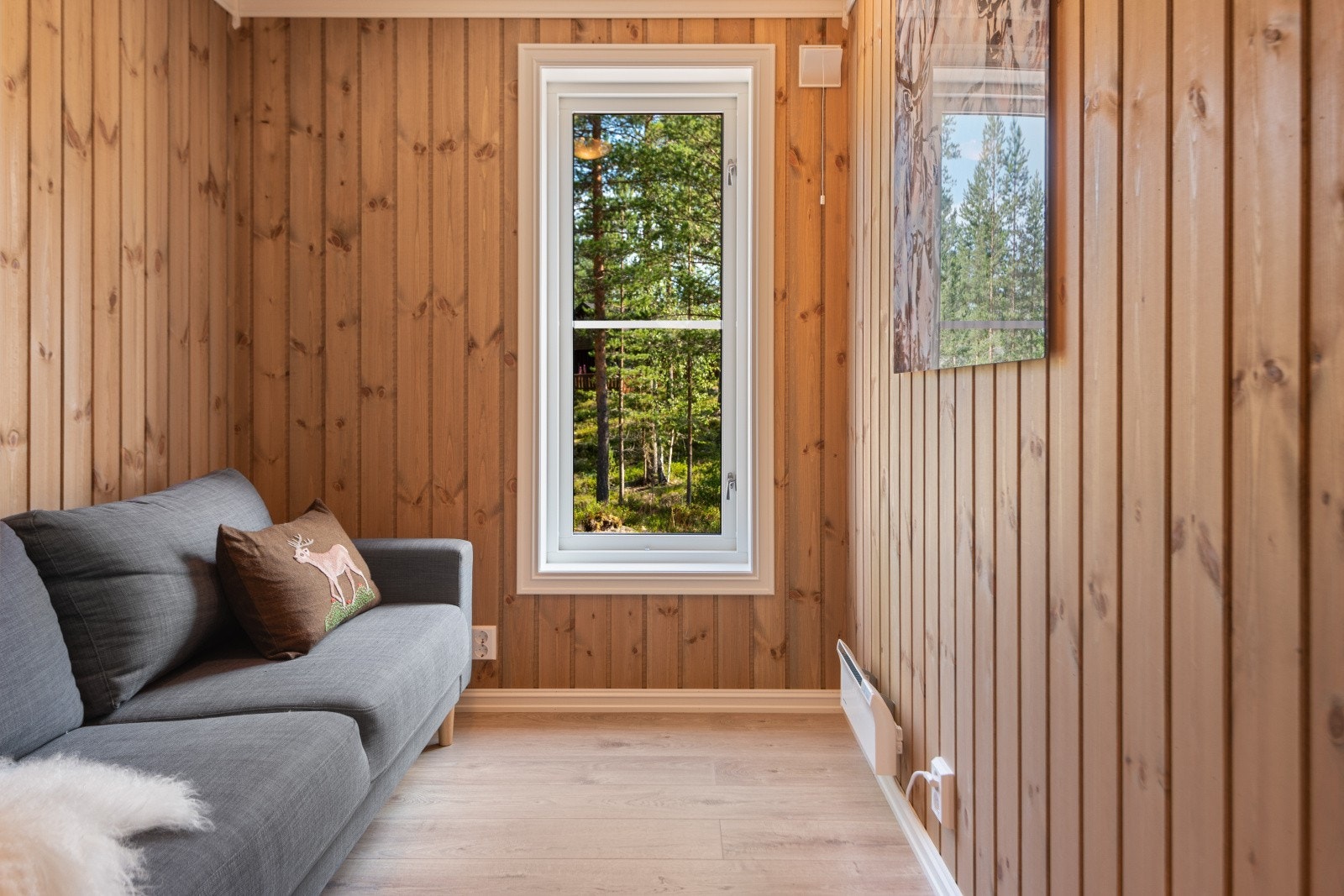 Soverom nr 2, plass til familiekøyeseng, stort vindu, friskluftsventil og panelovn. Taklampe. Galleribilde