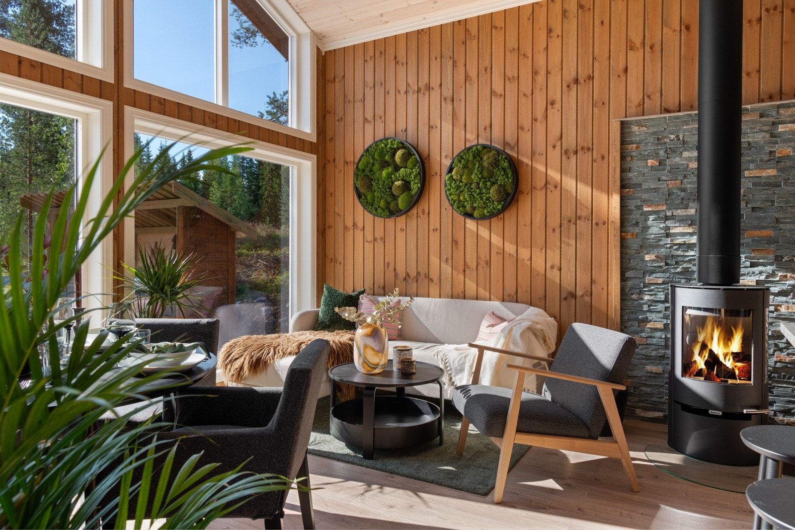 Sofagruppe ved siden av peisovnen. Det er 2 strømpunkter i tak som man kan koble til lamper. Med dimmere til begge strømpunktene. Galleribilde