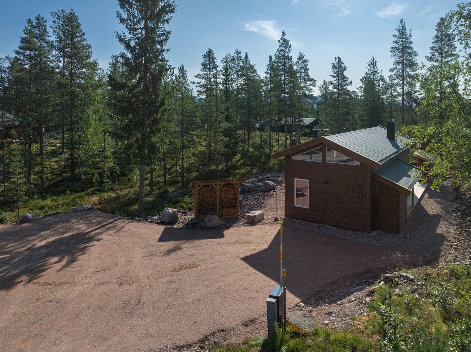 Hytta ligger godt plassert i naturen med fine, hyggelige naboer på alle kanter. Galleribilde