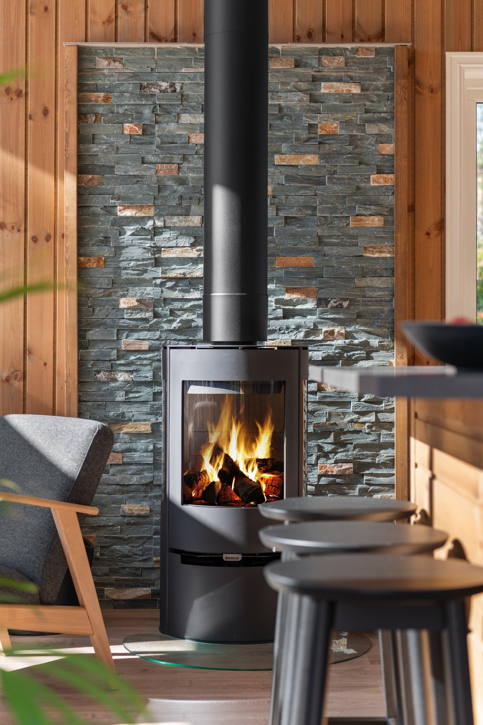 Lekker peisovn, Aduro 9 med stålpipe og brannmur kledd med stableskifer. Denne ovnen varmer veldig godt. Galleribilde