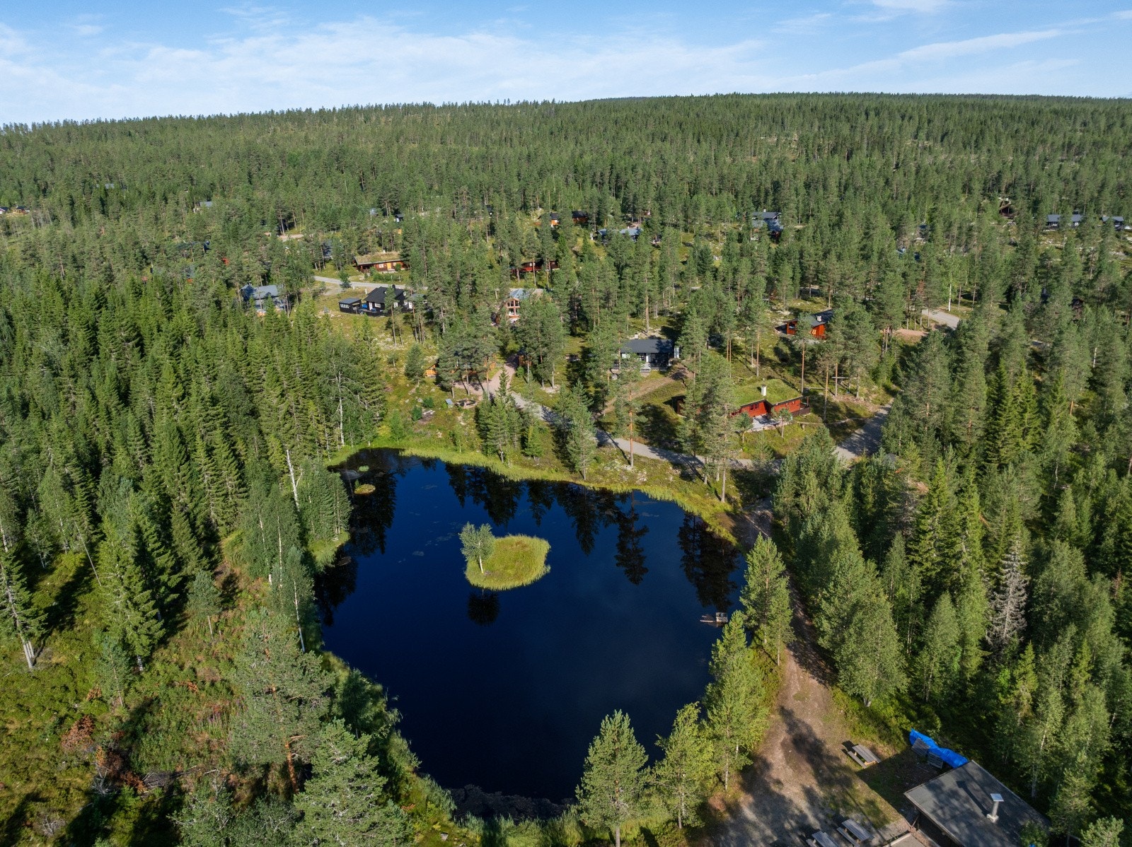 God plass imellom hyttene. Diskgolfbanen starter ved dammen. grusede stier i flere retninger. Oppkjørt skiløype her på vinteren Galleribilde