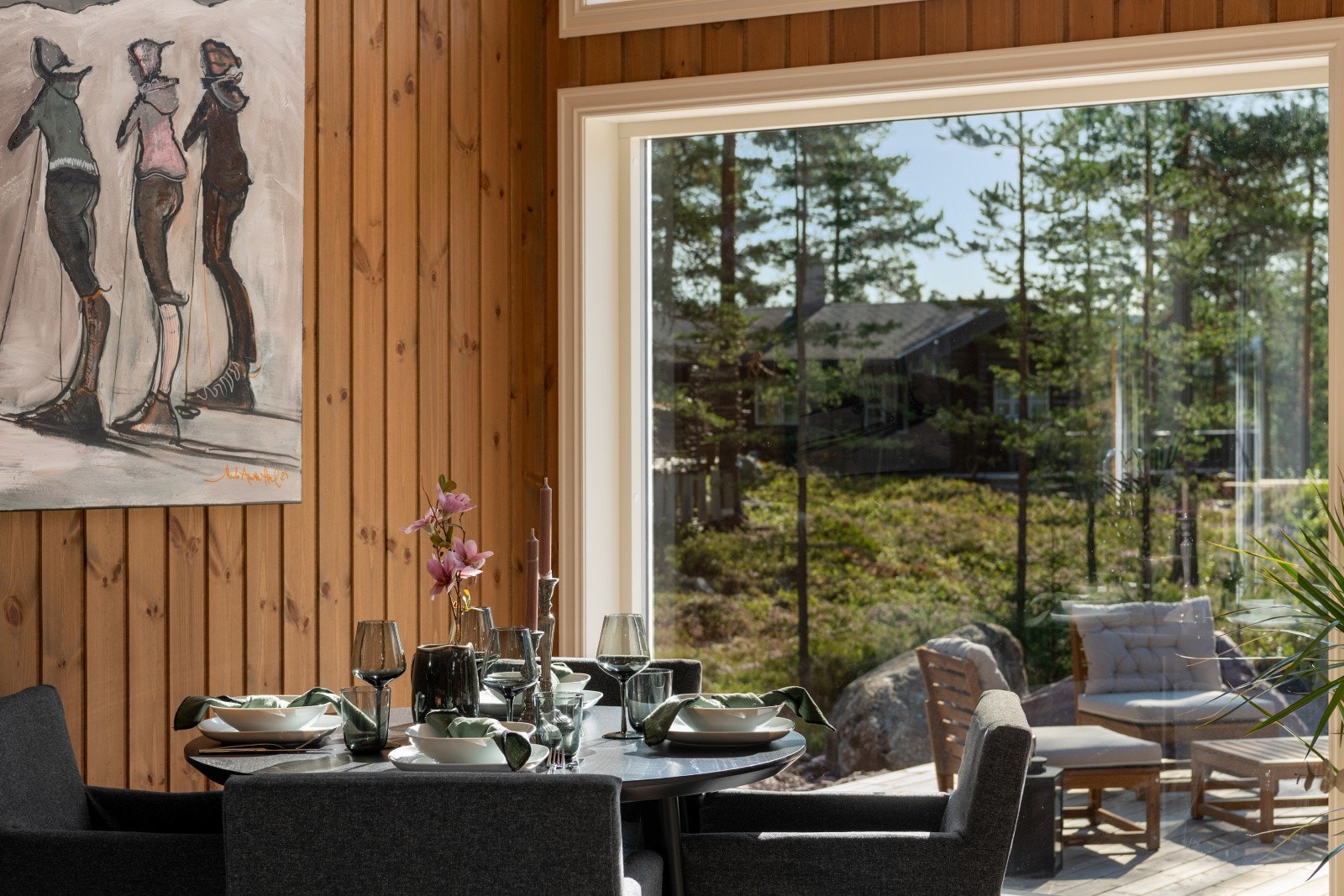 Spisestue med rundt bord. Alle bilder og kunst er stylet av Galleri Vågal i Trysil - og kunst/bilder kan kjøpes. Galleribilde