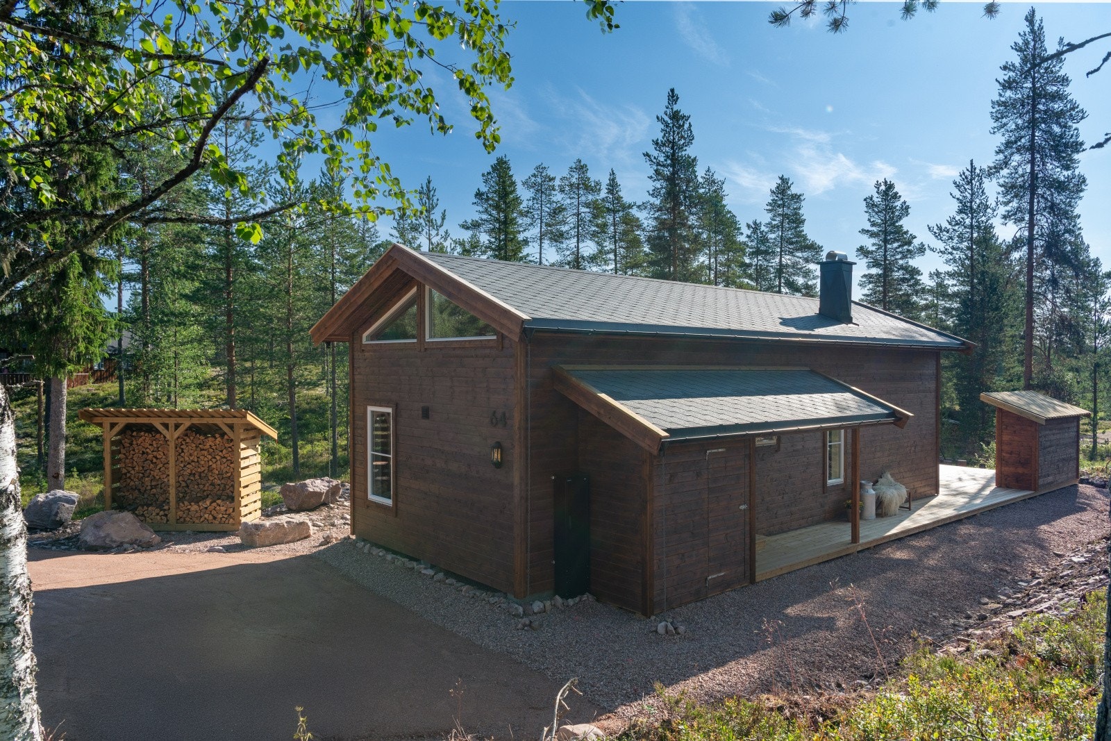 Overbygd inngangsparti og utebod. Rør til elbillader ligger klart på veggen ved hjørnet. Alt er ferdig ryddet og tilrettelagt utvendig. Galleribilde