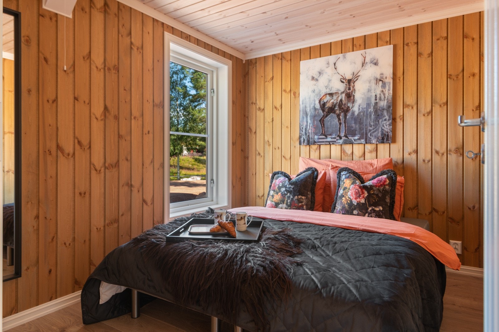 Hovedsoverom med stort vindu som gir masse lys. Friskluftsventil. Plass til kommode/garderobeskap. Panelovn, taklampe. Galleribilde