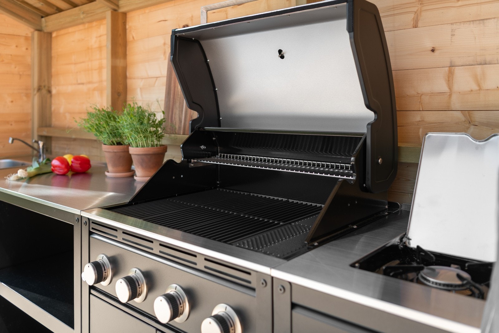 Utekjøkkenet er satt opp kun til visning, men kan selvfølgelig kjøpes i tillegg til hytta. Galleribilde