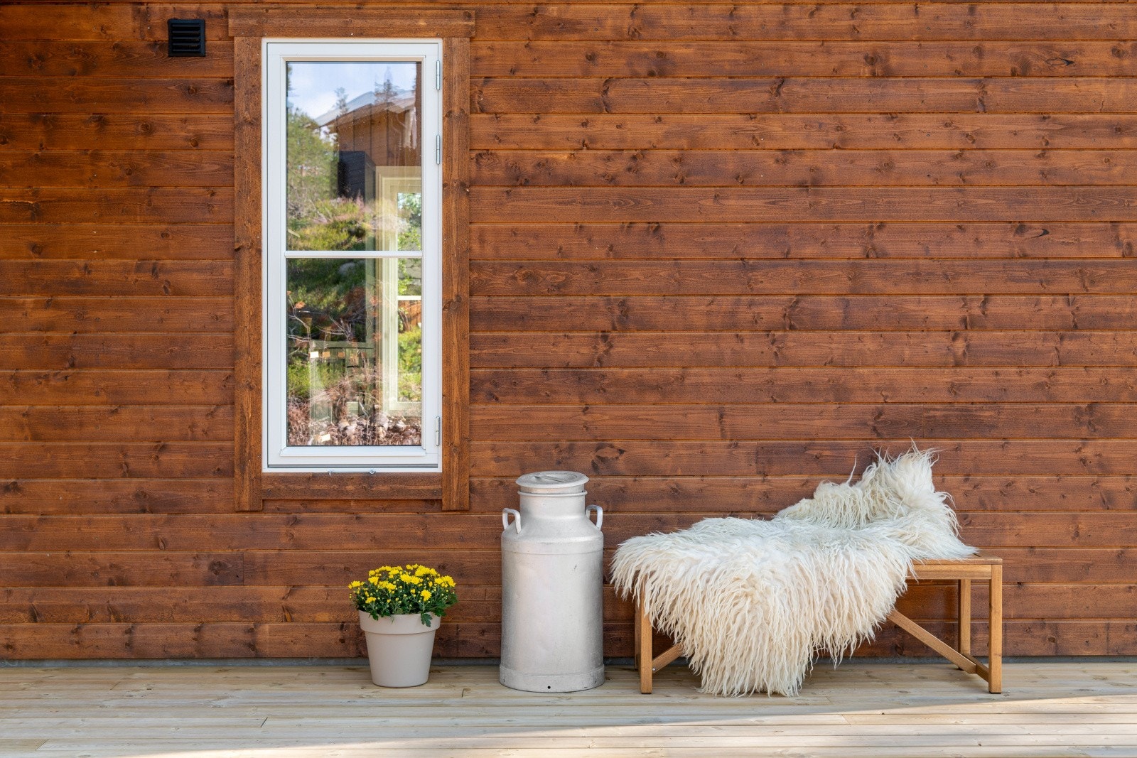 Terrassen går hele veien fra inngangsdøra rundt til terrassedøra. Praktisk og flott. Galleribilde