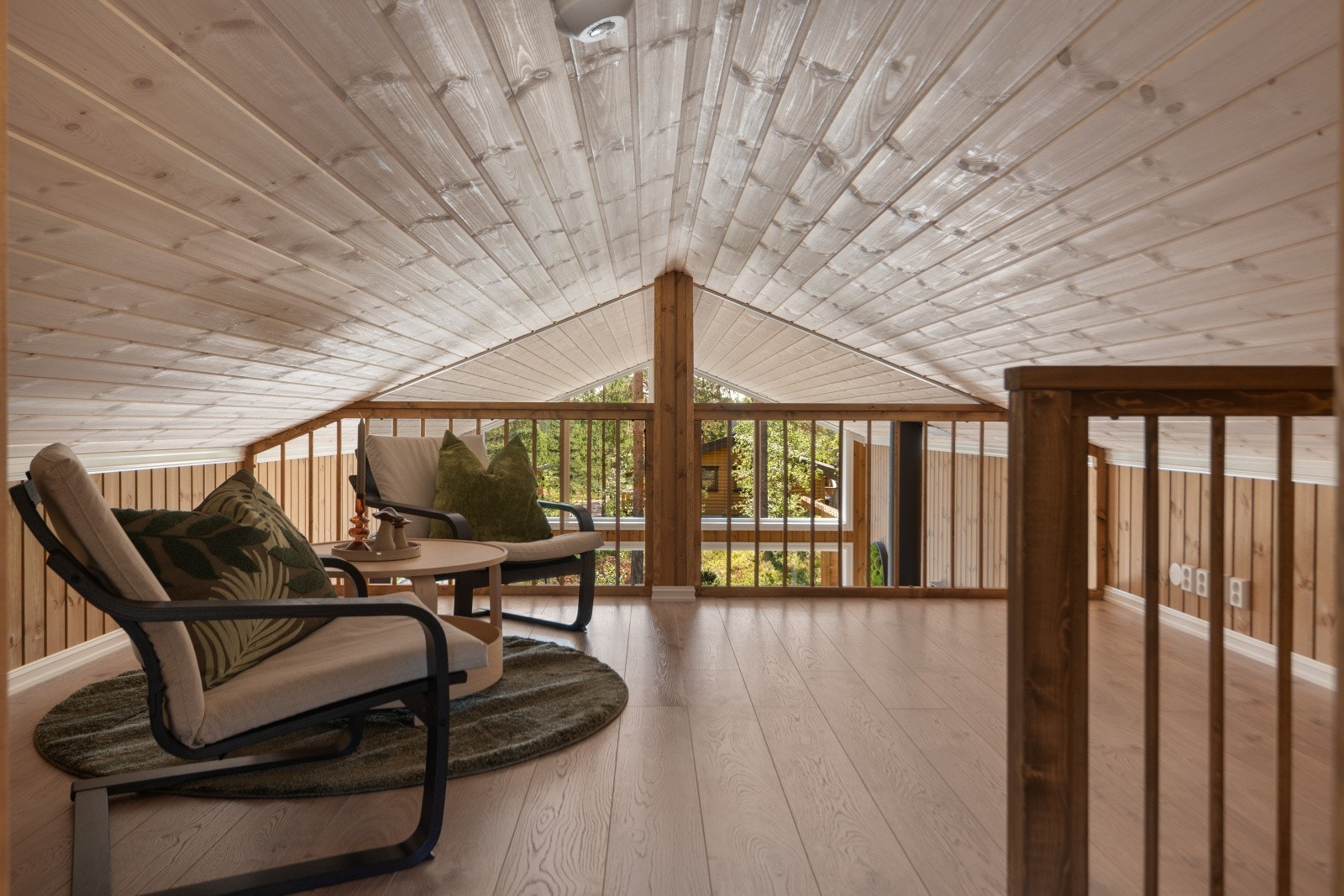 Tv-stue på hems med uttak til Internett og TV. Det er Telenor som leverer fiber i hyttefeltet. Godt med lys fra stuevinduene. Vegglampe som lyskilde med bryter ved trapp og oppe på hemsen. Galleribilde