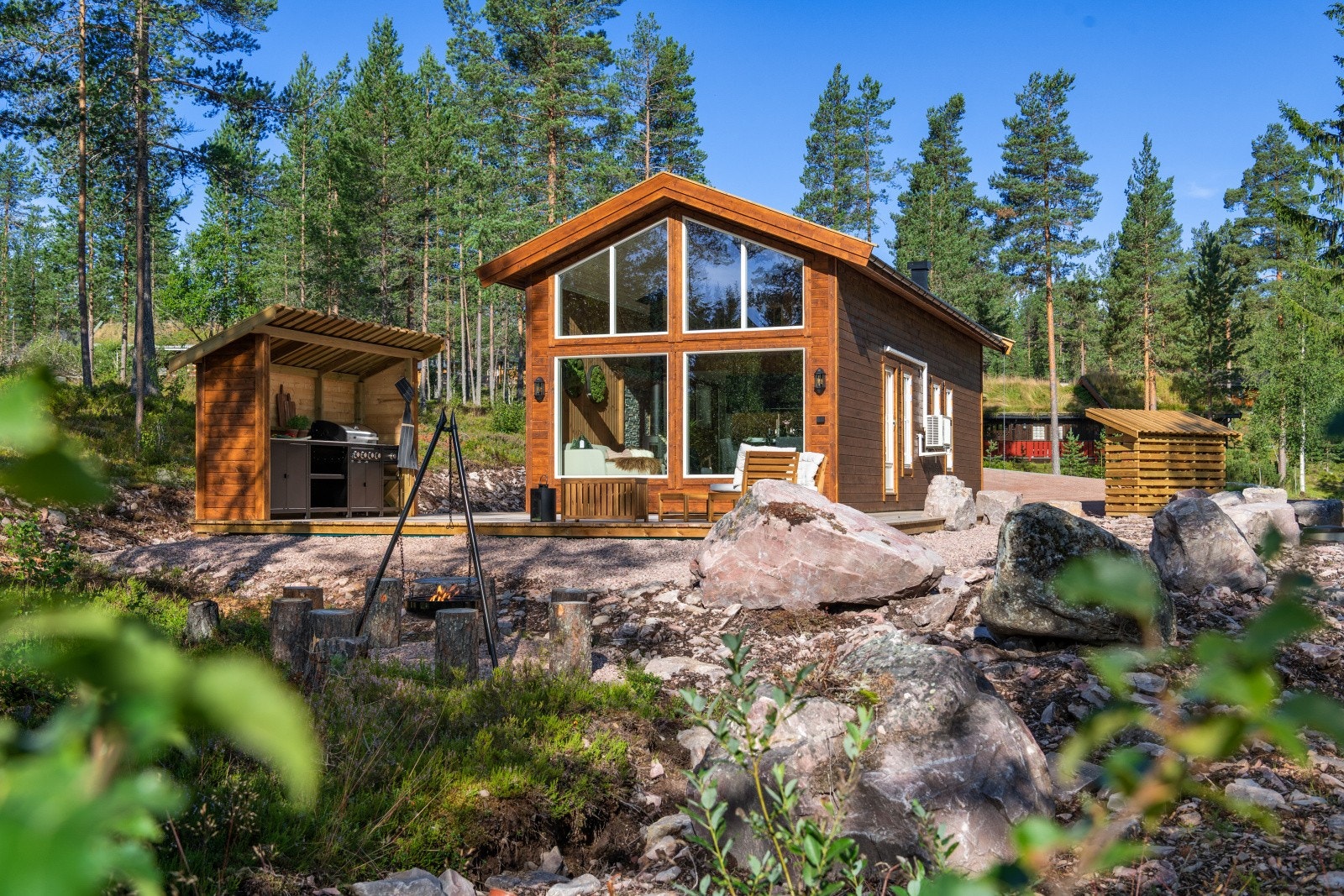 Tyslandhytta Mini kommer på tomt 100 i Bjønnbekkmora. Alle bilder fra lik hytte Galleribilde