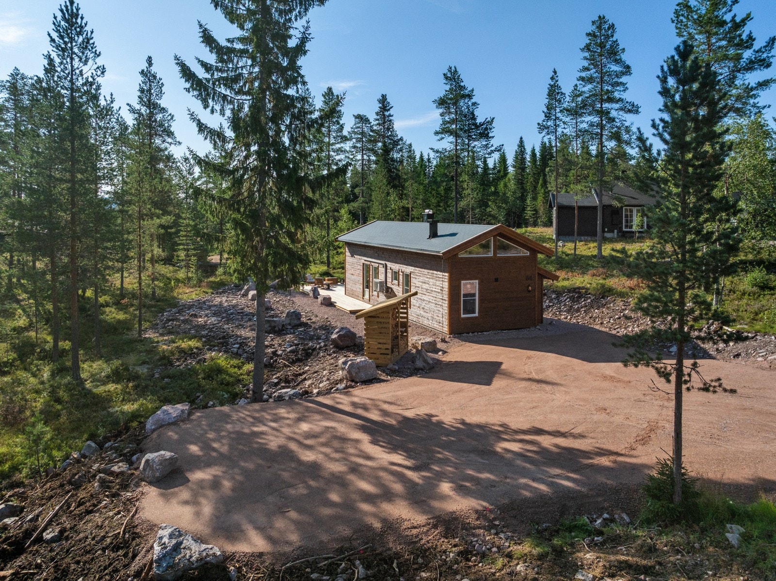 Stor tomt og stor parkering. Mulighet for å bygge ett bygg til på tomta på maks 40 m2 BRA, f. eks: anneks, garasje, badstu/bod, etc. Galleribilde