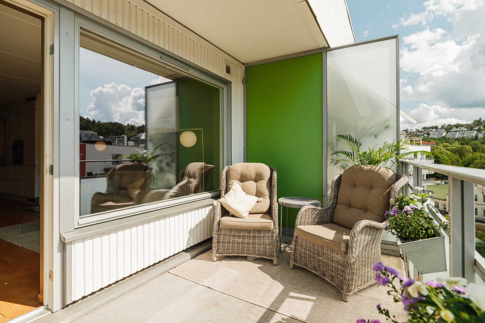 Det er gode solforhold med sol fra ca. 09.00 til den forsvinner ca. 21.00 i sommermånedene. Galleribilde