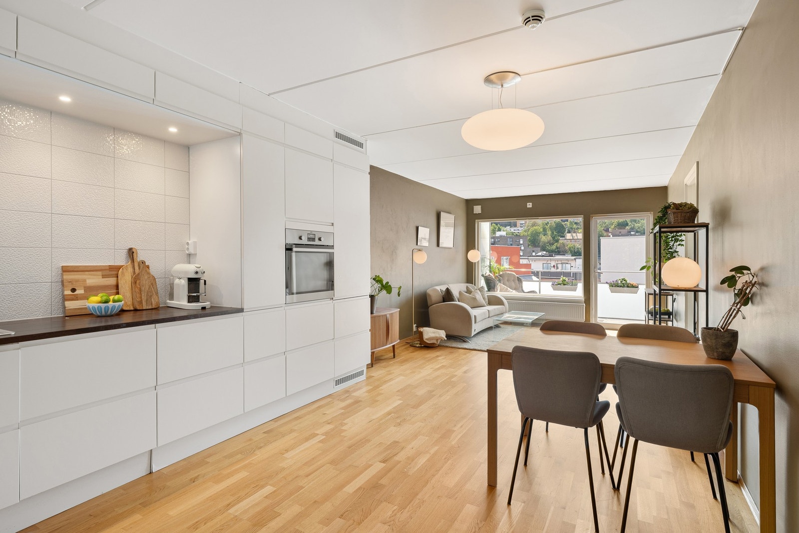 Boligen har en gjennomgående planløsning kombinert med store vindusflater som gir en lys og luftig romfølelse. Galleribilde